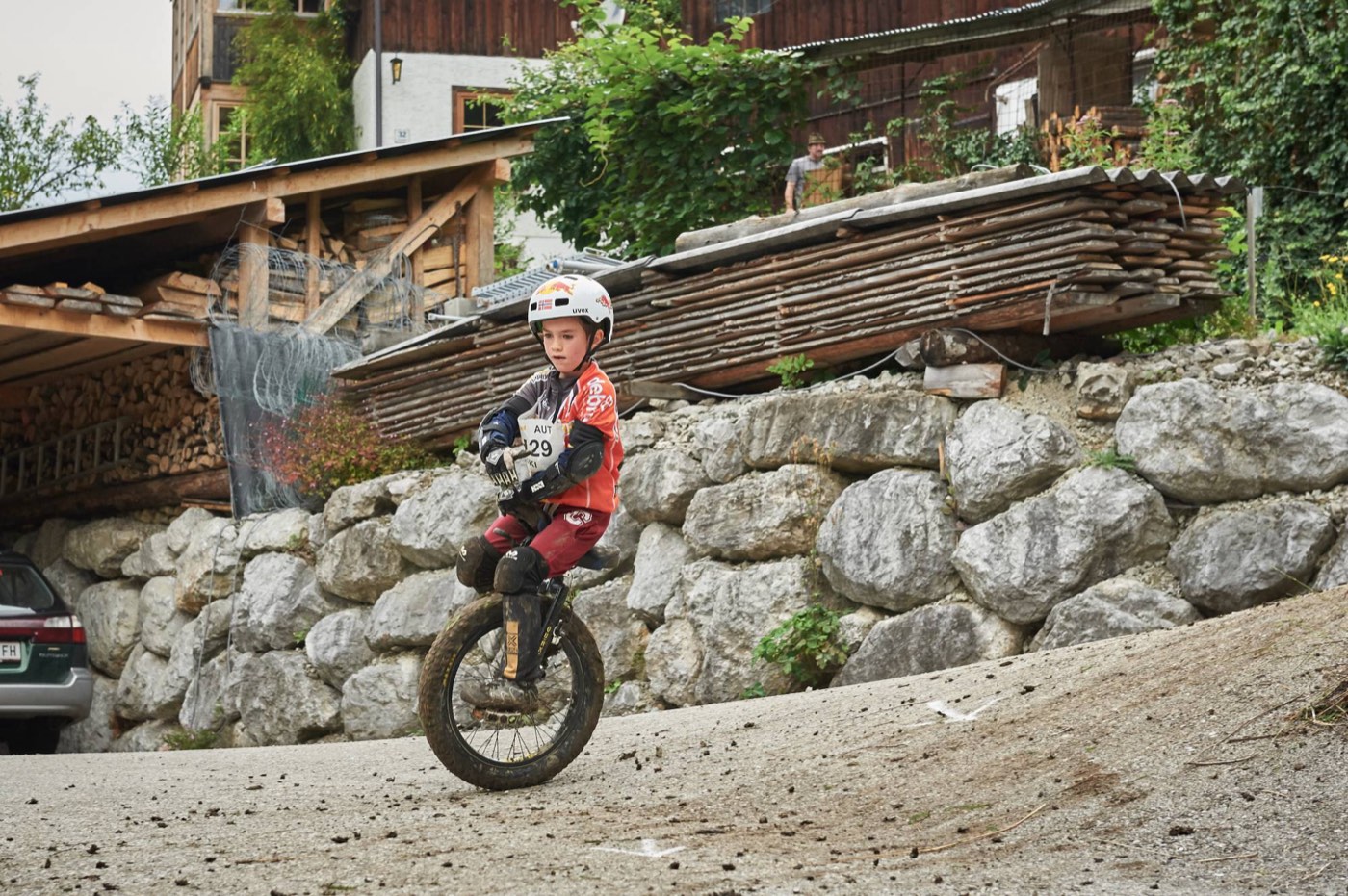 Lukas fährt mit Helm und Startnummer auf einem Einrad durch eine Kurve.